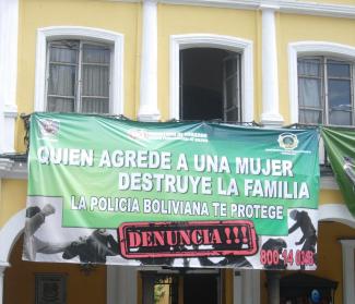 Mysorekar Plakat in Cochabamba, Bolivien: “Wer eine Frau angreift, zerstört die Familie. Die bolivianische Polizei beschützt dich. Zeige an!”