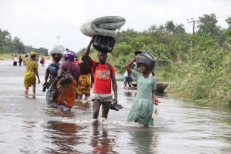 Esiril/picture-alliance/dpa Nigerians displaced by flooding in 2012.