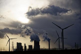 A wind farm and a coal-based power plant near Cologne in Germany: prosperous nations must reduce fossil fuel consumption, not only for the sake of Africa.