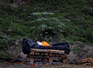 Beerdigung eines nepalesischen Covid-19-Patienten am Ufer des Bagmati-Flusses in Kathmandu im Jahr 2021.