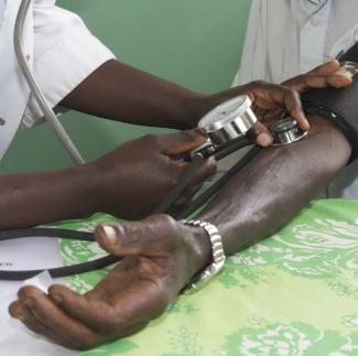 Among other things, regular health check-ups serve to detect hypertension early.
