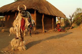 Maskentänzer  nehmen Kontakt mit der Geisterwelt auf: Tänzer der Nyau in Mtakataka, Malawi.