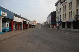 Christian Thompson/picture-alliance/AA Empty street in central Accra, Ghana’s capital, during lockdown in April.