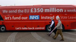 picture-alliance/dpa Leere Sprüche: Gleich nach ihrem Sieg bei dem Referendum über die EU-Mitgliedschaft zogen führende Vertreter von Vote Leave das Finanzversprechen für das staatliche Gesundheitswesen wieder zurück.