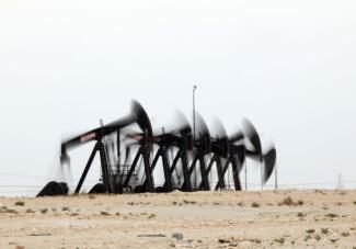 Ölfeld in der Wüste von Bahrain.