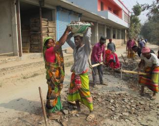 DEM “A pair of flip-flops does not amount to any kind of lasting prosperity”: construction workers on the outskirts of Dhaka.