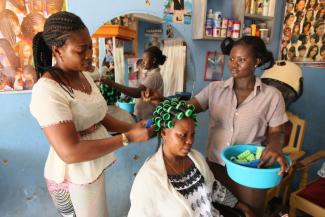 The ILO demands better job opportunities for women: hairdresser training in Togo.