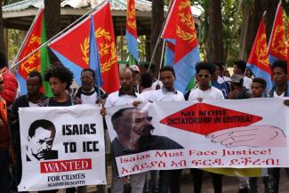 Flüchtlinge aus Eritrea demonstrieren vor dem AU-Büro in Addis Abeba und fordern, dass Präsident Isayas Afewerki sich für Verbrechen gegen die Menschlichkeit verantwortet.