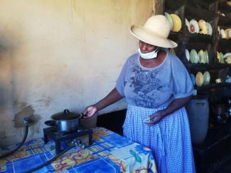 Kumbirai Mapfumo’s smokeless kitchen fire means her health risks are reduced.