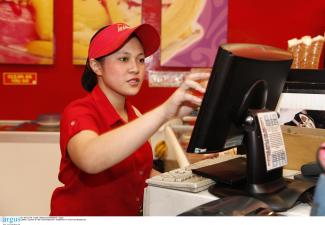 Um Fastfood zu verkaufen, braucht man keinen Uniabschluss: eine junge Angestellte in Manila.