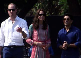 Großbritanniens Prinz William und seine Frau Herzogin Kate mit dem Kricketspieler Sachin Tendulkar im April 2016 in Mumbai.