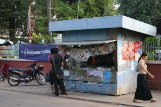 In Zeiten von Fake News gewinnt seriöser Journalismus wieder an Bedeutung – sowohl online als auch in der analogen Welt. Zeitungskiosk in der kambodschanischen Hauptstadt Phnom Penh.