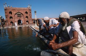 Böthling/Photography Muslims at Jama Mosque in Delhi.