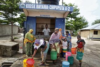 Water kiosks like here in Tanzania offer an important interim solution for supplying the poor population without access to piped water.