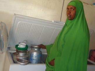 Siciido Samatar hat mit Unterstützung von VSFG einen Kühlschrank für ihren Milchhandel gekauft.