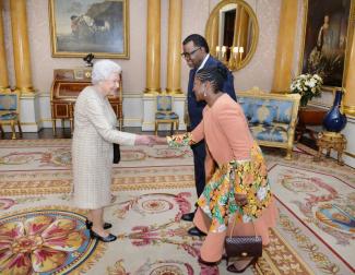 Alte und neue Elite: Elizabeth II. begrüßt den namibischen Präsidenten Hage Geingob und seine Frau im Buckingham-Palast.