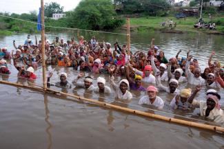 Landbewohner in Indien protestieren dagegen, dass ihr Dorf 2012 wegen des Omkreswahr-Staudamms am Narmada-Fluss überflutet wurde.