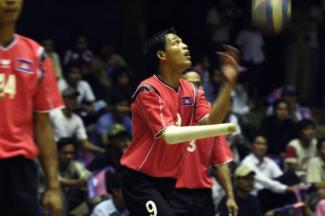 Der kambodschanische Spieler Man Veasna wärmt sich für ein Spiel der Weltmeisterschaft im Behinderten-Volleyball (stehend) 2007 in Kambodscha auf.