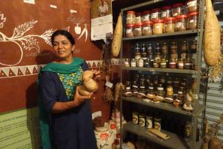 Anitha Reddy von der NGO Sahaja Samrudha zeigt die Samenbank.