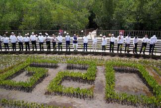 Global leaders in tree-planting photo opportunity in Bali.