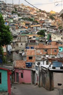 Immer mehr Touristen wollen das Leben in der Favela Rocinha kennenlernen und schauen sich das Armenviertel bei einer Tour an.