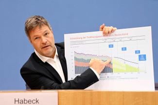 Robert Habeck shows emissions trends in Germany, January 2022.