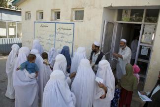 Mütter vor einer ländlichen Kinder­klinik von BRAC in Afghanistan 2009.