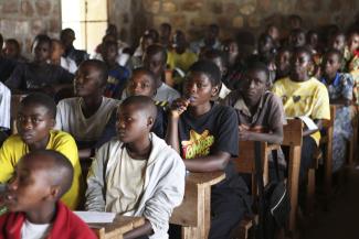 Kinder gehören in die Schule, anstatt zu arbeiten: Klasse in Burundi.