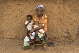 Ghanaische Großmutter mit Enkelkindern – die Geburtenraten sind gesunken, aber die Lebenserwartung ist gestiegen.