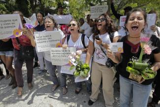 Escobar/picture alliance/dpa Demonstration für die Freilassung von 17 Frauen, die Fehlgeburten erlitten hatten, aber wegen angeblicher Abtreibungen zu langjährigen Haftstrafen verurteilt worden waren, und die Legalisierung von Abtreibung in El Salvador 2014.