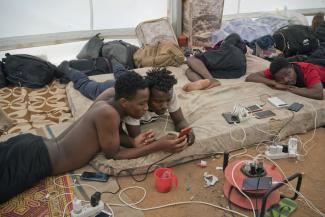 Rückkehrer aus Algerien warten im nigrischen Agadez auf ihre Rückführung in ihr Heimatland Sierra Leone durch die Internationale Organisation für Migration.