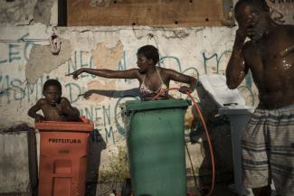 Viele Brasilianer sind in den vergangenen Jahren zurück in die Armut gefallen: Slumbewohner in Rio de Janeiro.