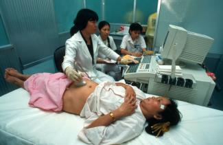 Deloche/picture-alliance/Godong Maternal care can save lives: ultrasound examination in a Vietnamese hospital.