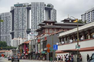 Ansicht von Chinatown in Singapur: Im Hintergrund ein Teil des Wohnkomplexes Pinnacle@Duxton, den die staatliche Wohnungsbaugesellschaft Housing Development Board errichtet hat.