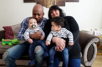 Ein britisches Ehepaar mit seinen beiden von Leihmüttern zur Welt gebrachten Töchtern.