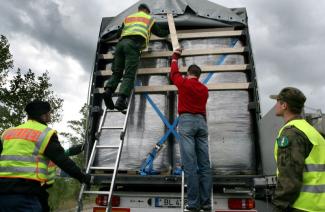 Ein von der Grenzschutzagentur Frontex koordinierter Einsatz gegen Schleuser an der deutsch-polnischen Grenze in Frankfurt (Oder).