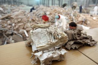 Freiwillige suchen im März 2009 Dokumente im Schutt des Kölner Stadtarchivs.