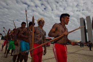 Ferreira/picture-alliance/Estado Contenudo Indigene demonstrieren 2013 gegen ein Infrastrukturprojekt in Brasília.