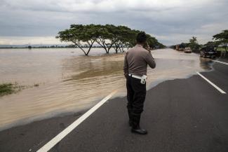 Donal Husni/picture-alliance/Zuma Press Using big data: Twitter is very popular in Indonesia, so it makes sense to monitor tweets in regard to flooding.