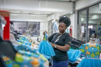 DEG Textilarbeiterin in einer nigerianischen Fabrik, die mit DEG-Geld unterstützt wird.