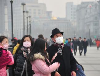 Atemschutzmasken gehören in Chinas smogbelasteten Städten, wie hier in Shanghai, zum Straßenbild. Sie helfen aber nur bedingt.