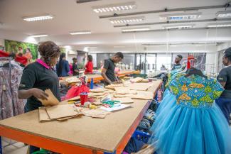 DEG Textilarbeiterin in einer nigerianischen Fabrik, die mit DEG-Geld unterstützt wird.