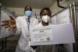 Kostbarer Impfstoff: Techniker in Nairobi mit einer Packung des Covid-19-Impfstoffs von AstraZeneca, hergestellt vom Serum Institute of India.