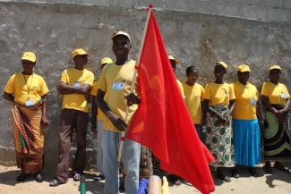 Die Münchener Rück Stiftung fördert Projekte zur Katastrophenvorsorge in Entwicklungsländern: In einem Armenviertel in Beira, Mosambik, werden Flutwarnhelfer geschult.