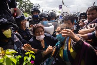 Polizisten blockieren im Mai 2020 eine Kundgebung von Dalits während des Corona-Lockdowns in Kathmandu.