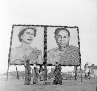 Königin Elisabeth II. und Präsident Kwame Nkrumah auf einer Plakatwand in Accra im Jahr 1961 vor dem Besuch der Monarchin in der ehemaligen Kolonie, die damals als „unterentwickeltes“ Land galt.