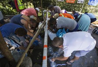 Bewohner von Kapstadt füllen Wasserflaschen mit Trinkwasser auf, nachdem die Stadtbehörden im Februar den Pro-Kopf-Wasserverbrauch beschränkt hatten.