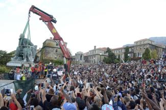 mson / picture alliance / africamediaonline The statue of colonialist Cecil Rhodes was removed from the University of Cape Town in April 2015.
