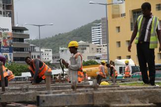 Mauritius verliert seine Strände wegen Erosion, wie hier in Belle Mare an der Ostküste., Der Bau einer Stadtbahn ist eine der Maßnahmen, mit denen Mauritius seine Emissionen senken will. Metro-Express-Baustelle in der Hauptstadt Port Louis.