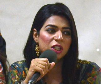 Pakistans erste Transgender-Nachrichtensprecherin Marvia Malik bei einer Pressekonferenz.